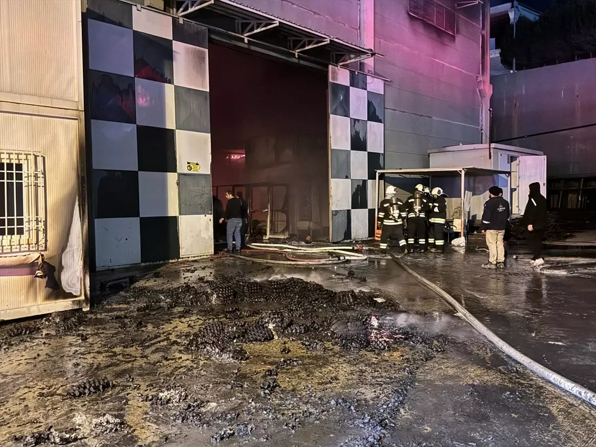Gaziantep'te ambalaj fabrikasında çıkan yangına müdahale ediliyor