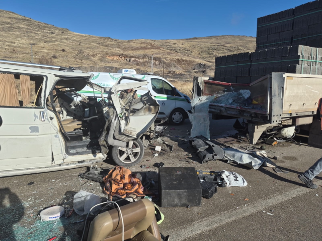 hafif ticari arac tir a arkadan carpti 3 olu 19341862 915 m