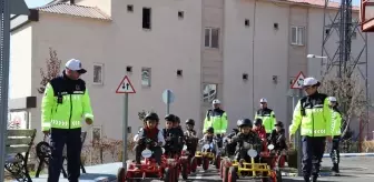 Hakkari'de jandarma ekiplerinden öğrencilere uygulamalı trafik eğitimi