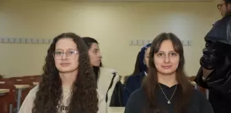 İkiz kardeşlerin eğitim hayatı üniversitede de aynı sırada devam ediyor