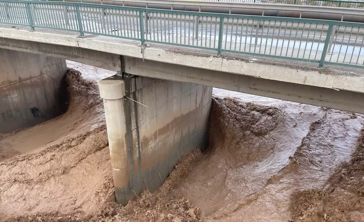 Irak'ın Salahaddin kentinde yoğun yağış nedeniyle köprü çöktü