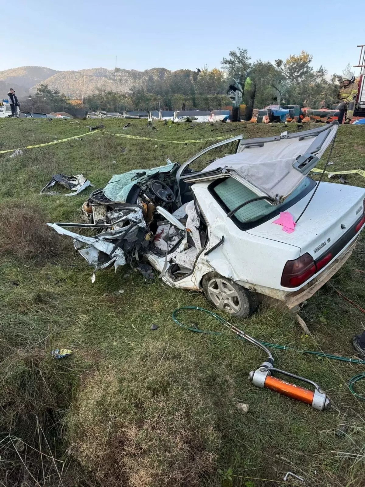 İzmir'de Otomobil Kazası: 1 Ölü, 1 Yaralı