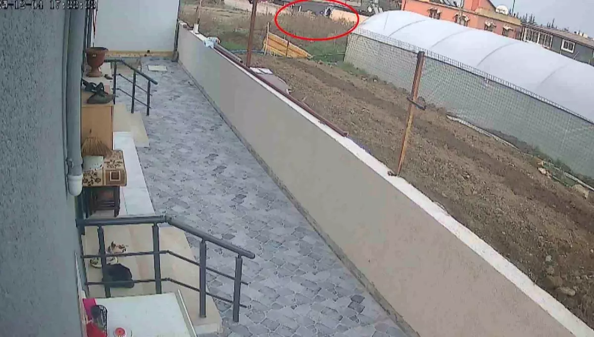 Kalp krizi geçiren adam duvarın üzerinden bahçeye düştü