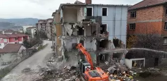 Karabük'te doğal gaz kaynaklı patlama meydana gelen binanın yıkımına başlandı