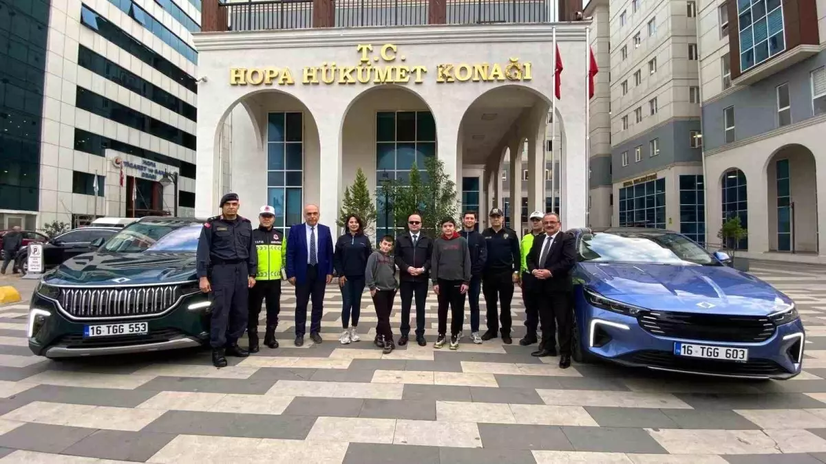 Kaymakamdan öğrencilere Togg'un yeni modeli ile şehir turu