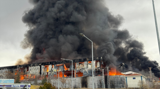 Kimya fabrikasında yangın! Patlama sesleri duyuluyor, dumanlar şehri kapladı Kimya fabrikasında yangın! Patlama sesleri duyuluyor, dumanlar şehri kapladı