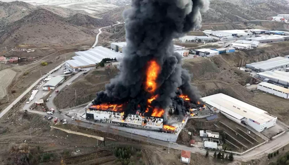 Kırıkkale'deki kimya fabrikasındaki yangına müdahale sürüyor