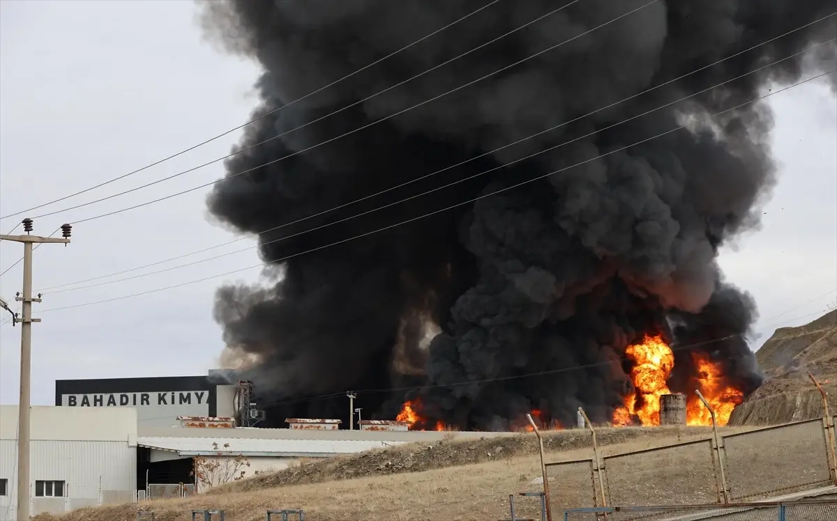 Kırıkkale OSB'de bir fabrikada çıkan yangına müdahale ediliyor