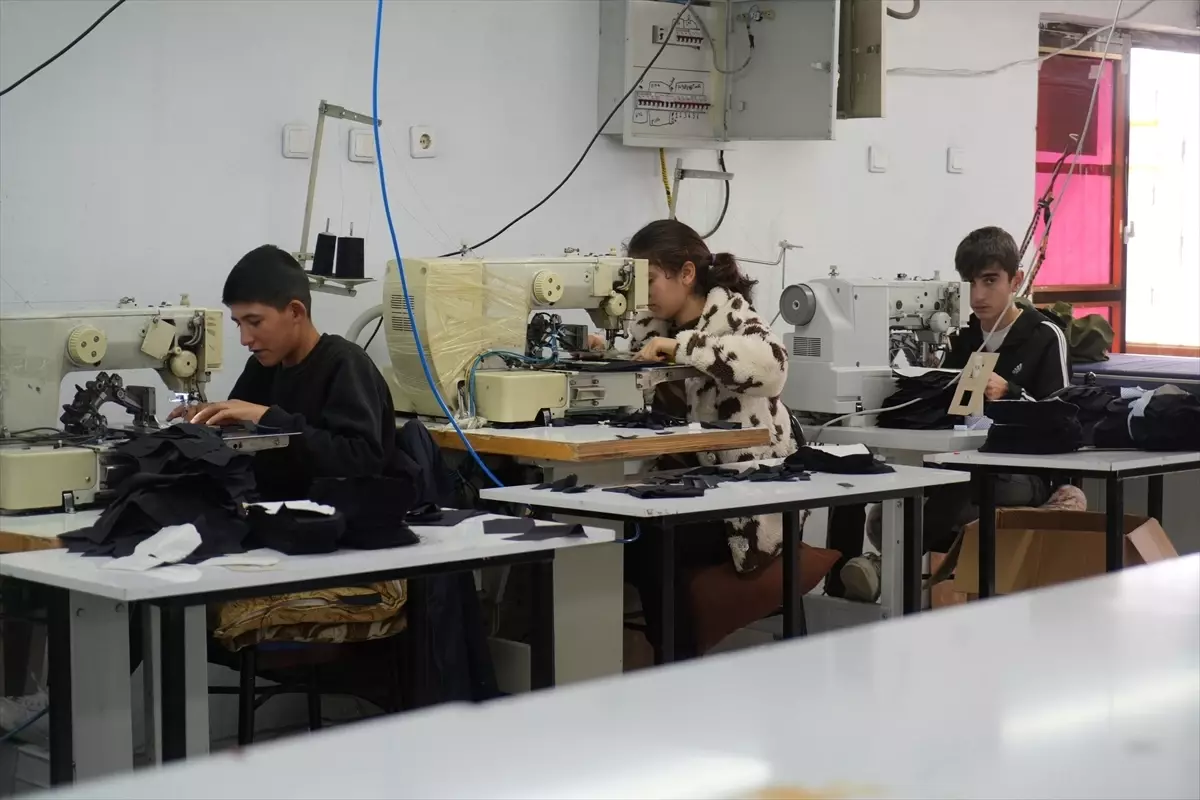 Kırköy beldesinde açılan tekstil fabrikası gençlere iş kapısı oldu