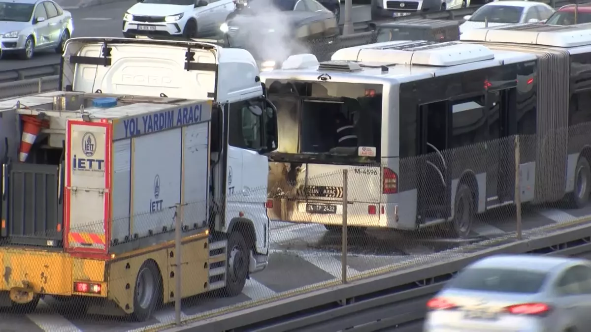 Florya'da metrobüste yangın çıktı