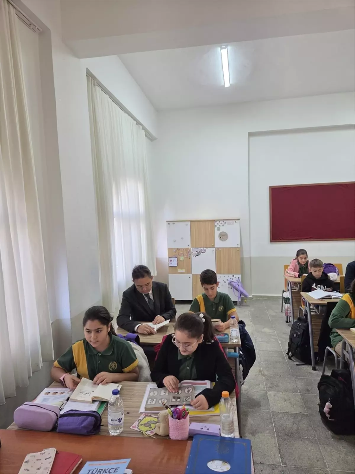 Marmaris Kaymakamı Kaya öğrencilerle kitap okudu