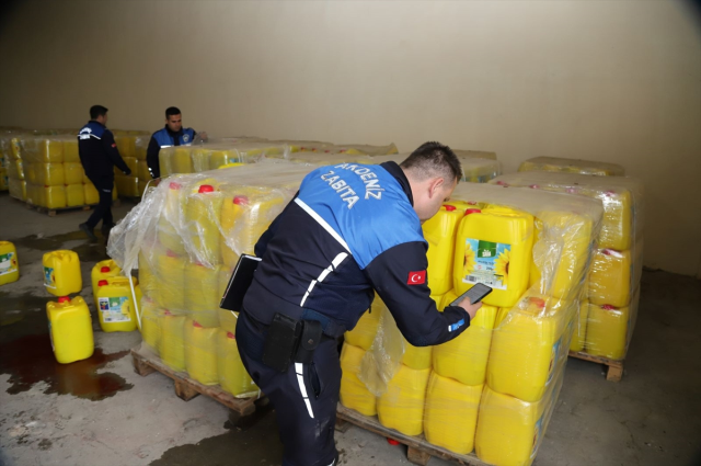 Mersin'de içine su karıştırılmış 3 bin 650 bidon ayçiçeği yağı ele geçirildi Mersin'de içine su karıştırılmış 3 bin 650 bidon ayçiçeği yağı ele geçirildi