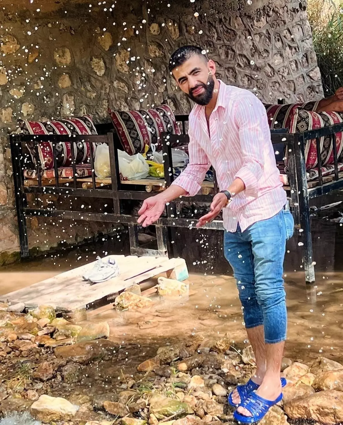 Otel muhasebecisi, otomobilde başından vurulmuş halde ölü bulundu