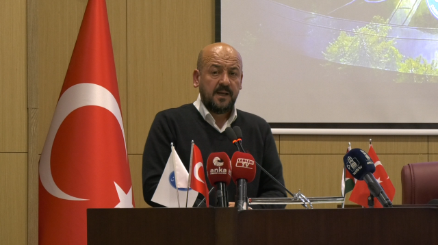 Новый служебный автомобиль мэра, позирующего на автобусе, вызвал переполох в городе