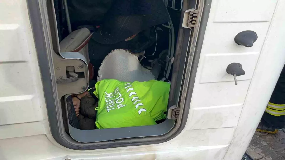 Polis üniformasını çıkarıp yaralının üzerini örttü