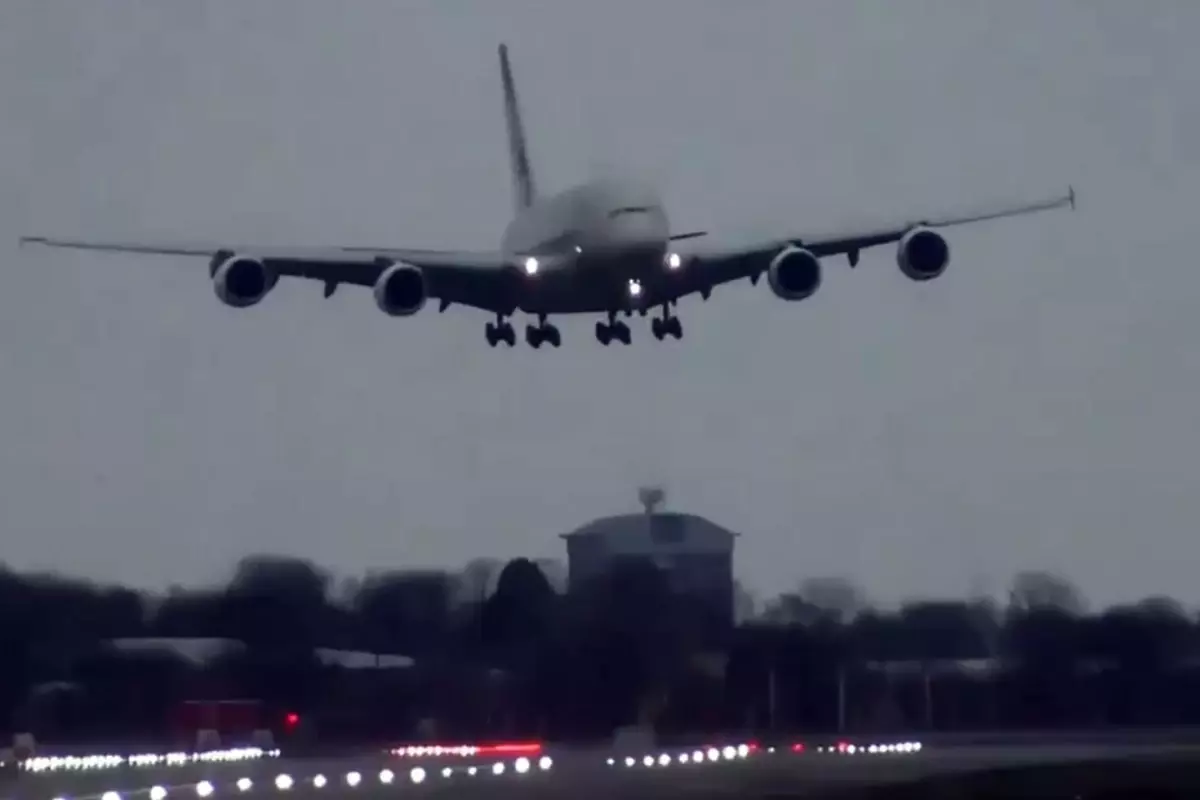 PSG uçağının Bilbao'ya iniş anı yürekleri ağza getirdi