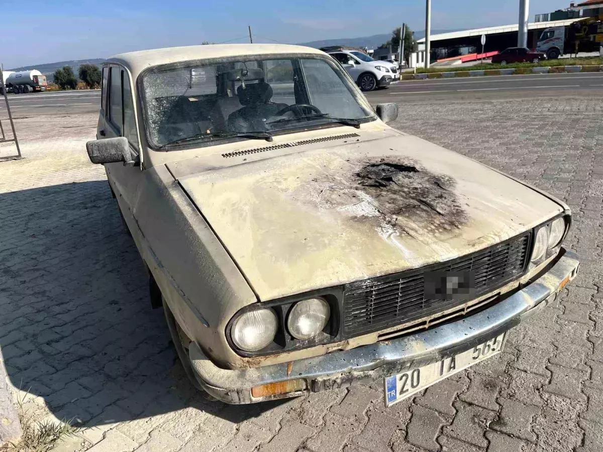 Seyir halindeki otomobil alev aldı