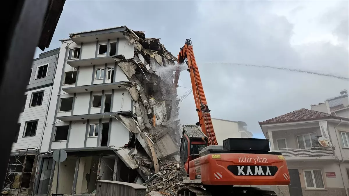 Sındırgı'da ağır hasarlı binaların yıkımı devam ediyor