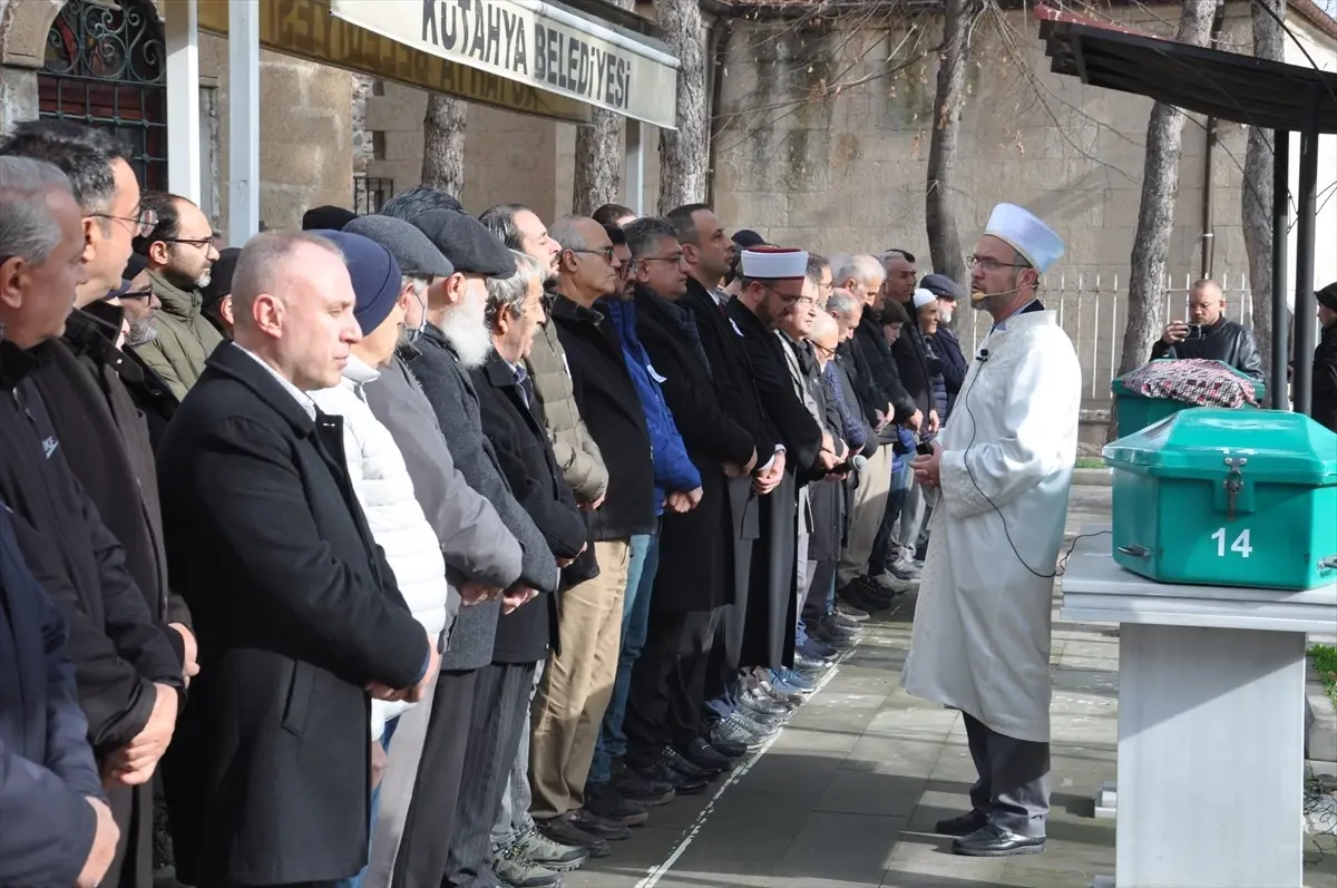 TRT İstanbul Radyosu'nun emekli sanatçılarından Mustafa Hisarlı'nın cenazesi toprağa verildi