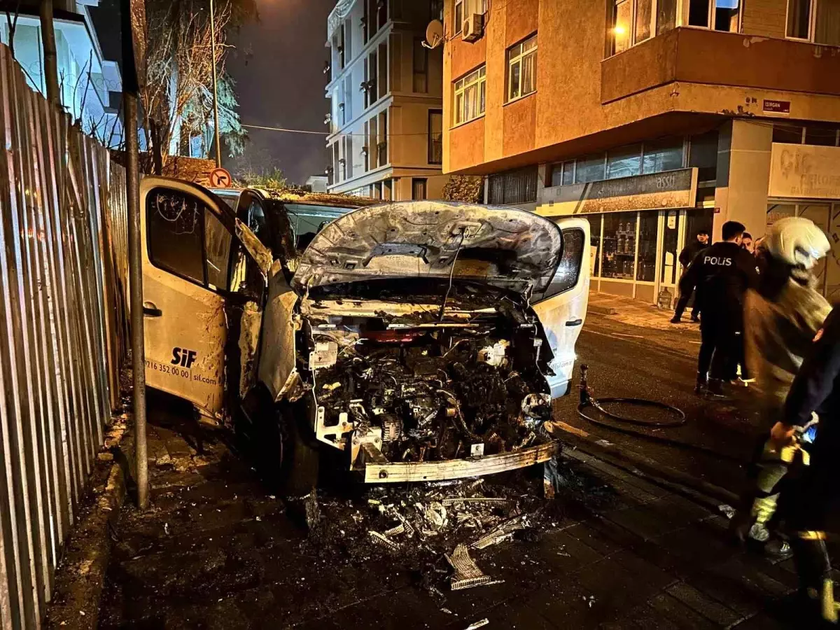 Üsküdar'da park halindeki araç alev alev yandı: O anlar kamerada