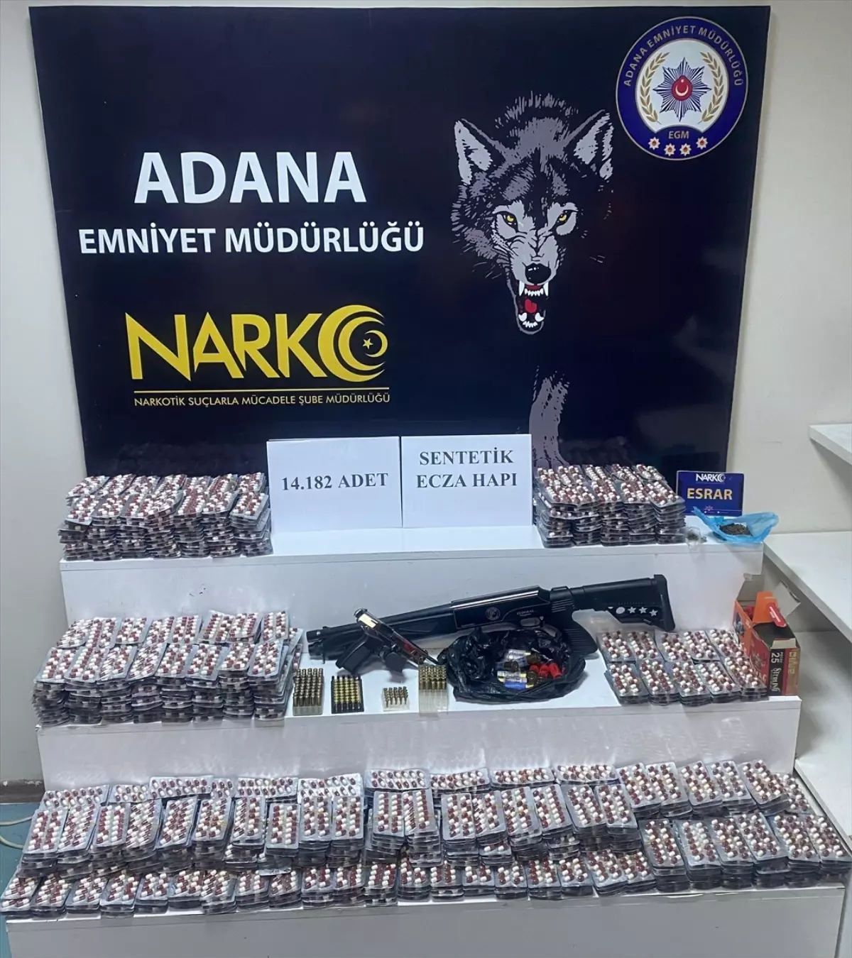 Adana'da ev ve iş yerinde 14 bin 182 uyuşturucu hap ele geçirildi