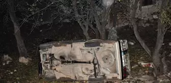 Adıyaman'da şarampole devrilen otomobildeki 2 kişi yaralandı