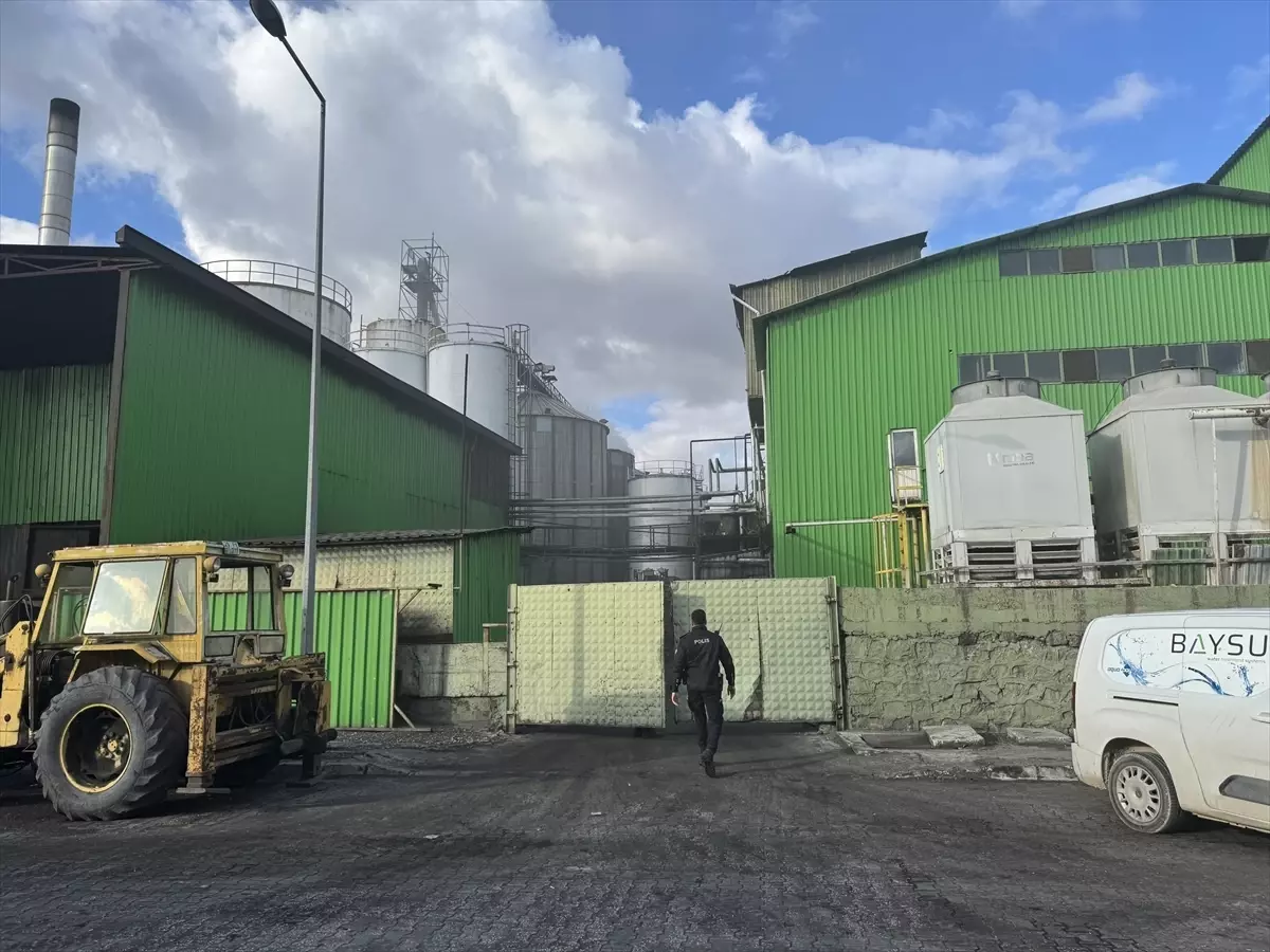 Afyonkarahisar'da bir yağ fabrikasında çıkan yangına müdahale ediliyor