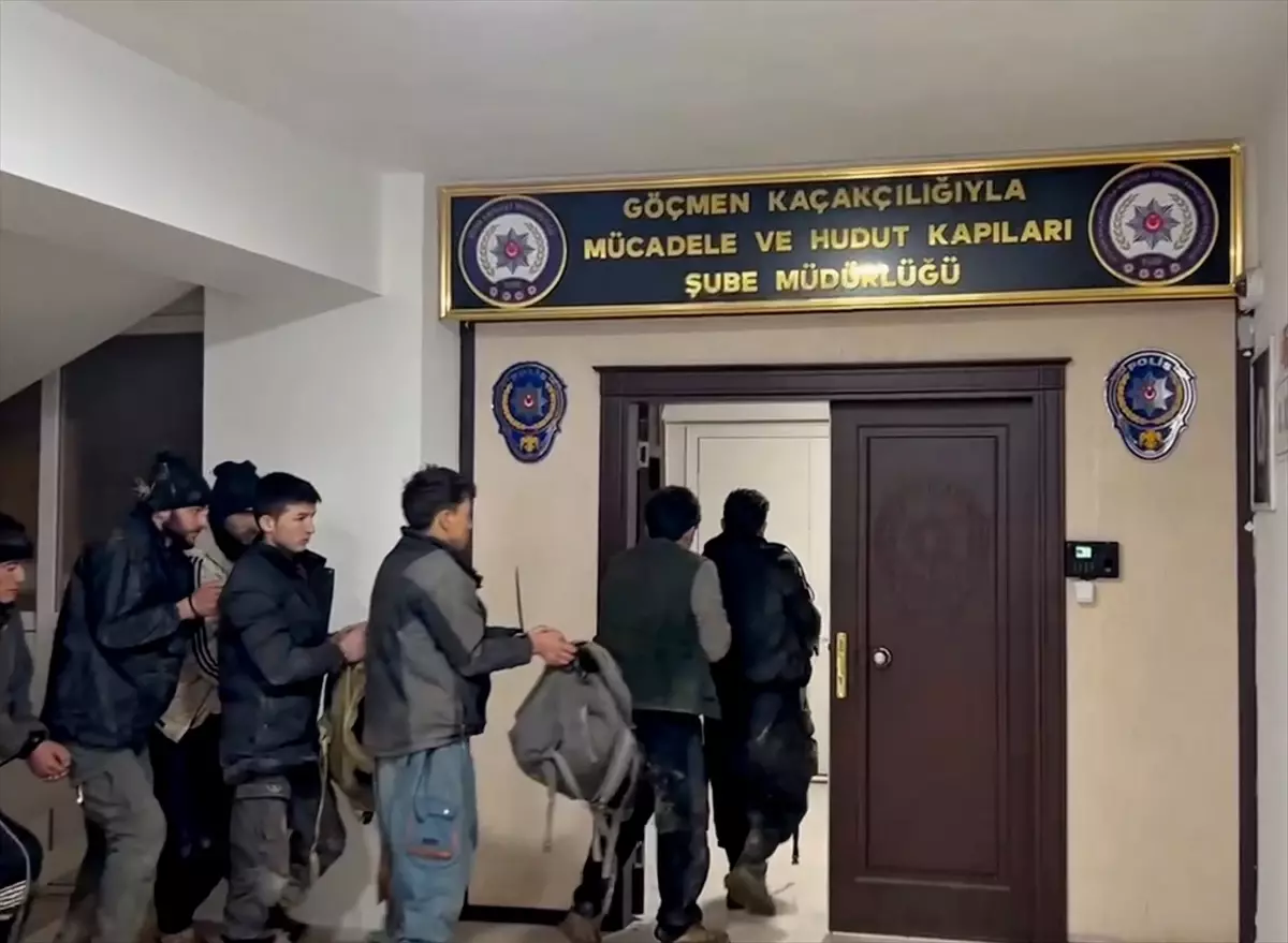 Ağrı Dağı kırsalında 11 düzensiz göçmen ve 3 göçmen kaçakçısı yakalandı