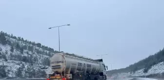 Anadolu Otoyolu'nun Dörtdivan-Çamlıdere geçişinde kar yağışı etkili oluyor