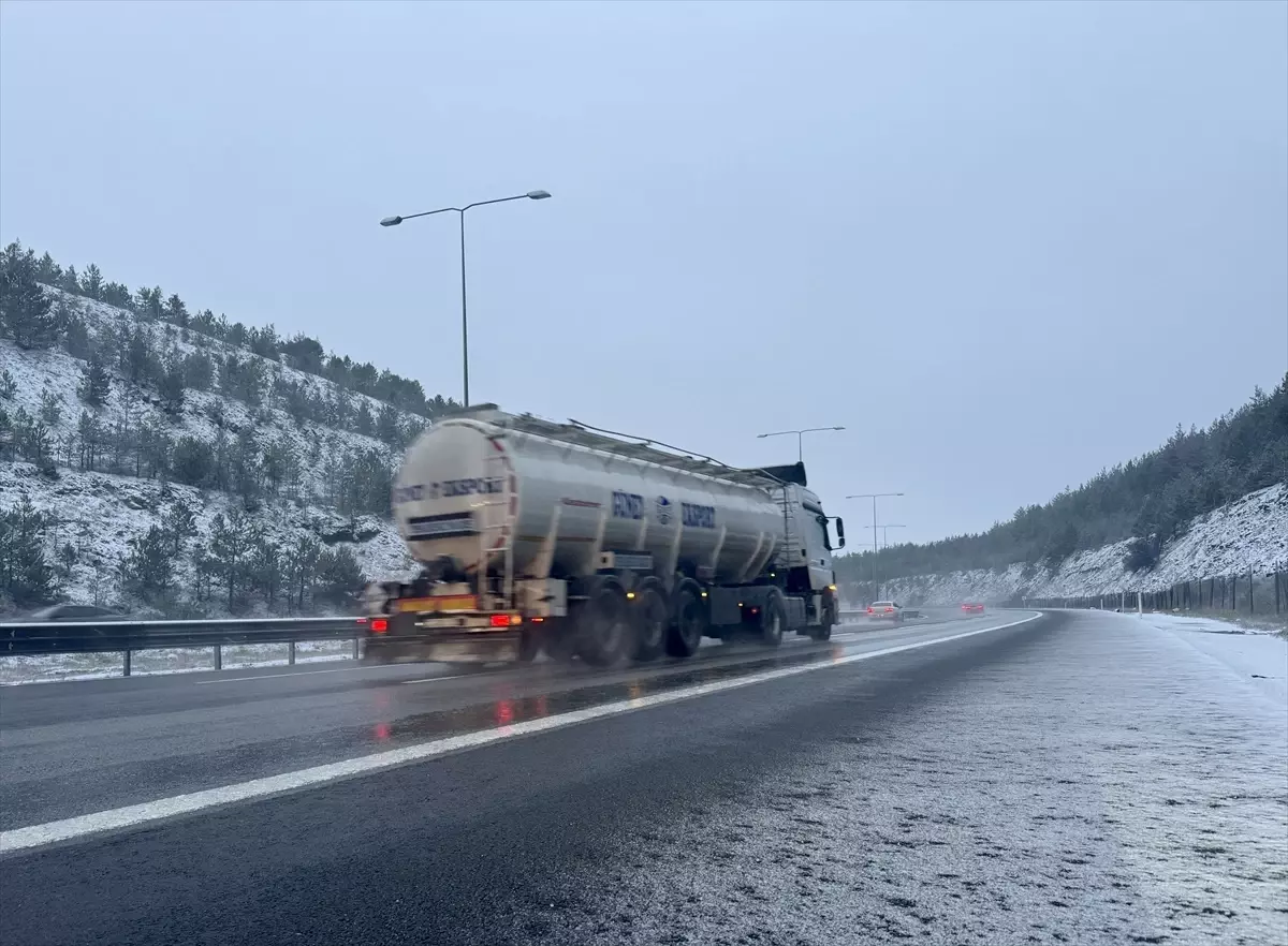Anadolu Otoyolu'nun Dörtdivan-Çamlıdere geçişinde kar yağışı etkili oluyor