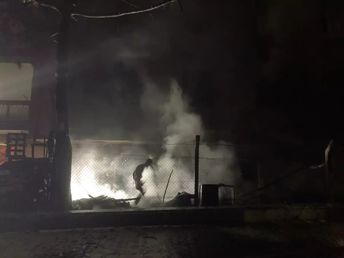 Ankara'da hurdalık alanda çıkan yangın apartmana sıçradı; 8 kişi dumandan etkilendi