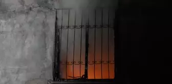 Ankara'da hurdalık alandan apartmana sıçrayan yangında 8 kişi dumandan etkilendi