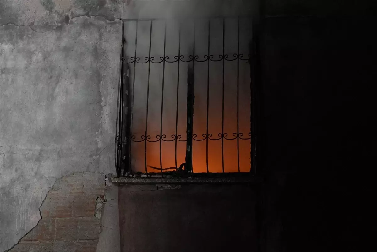 Ankara'da hurdalık alandan apartmana sıçrayan yangında 8 kişi dumandan etkilendi