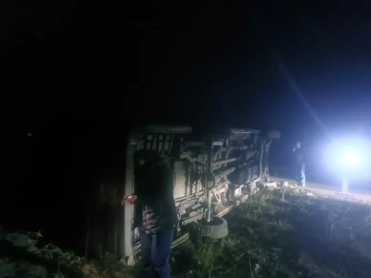 Nallıhan'da servis minibüsü devrildi: 14 yaralı