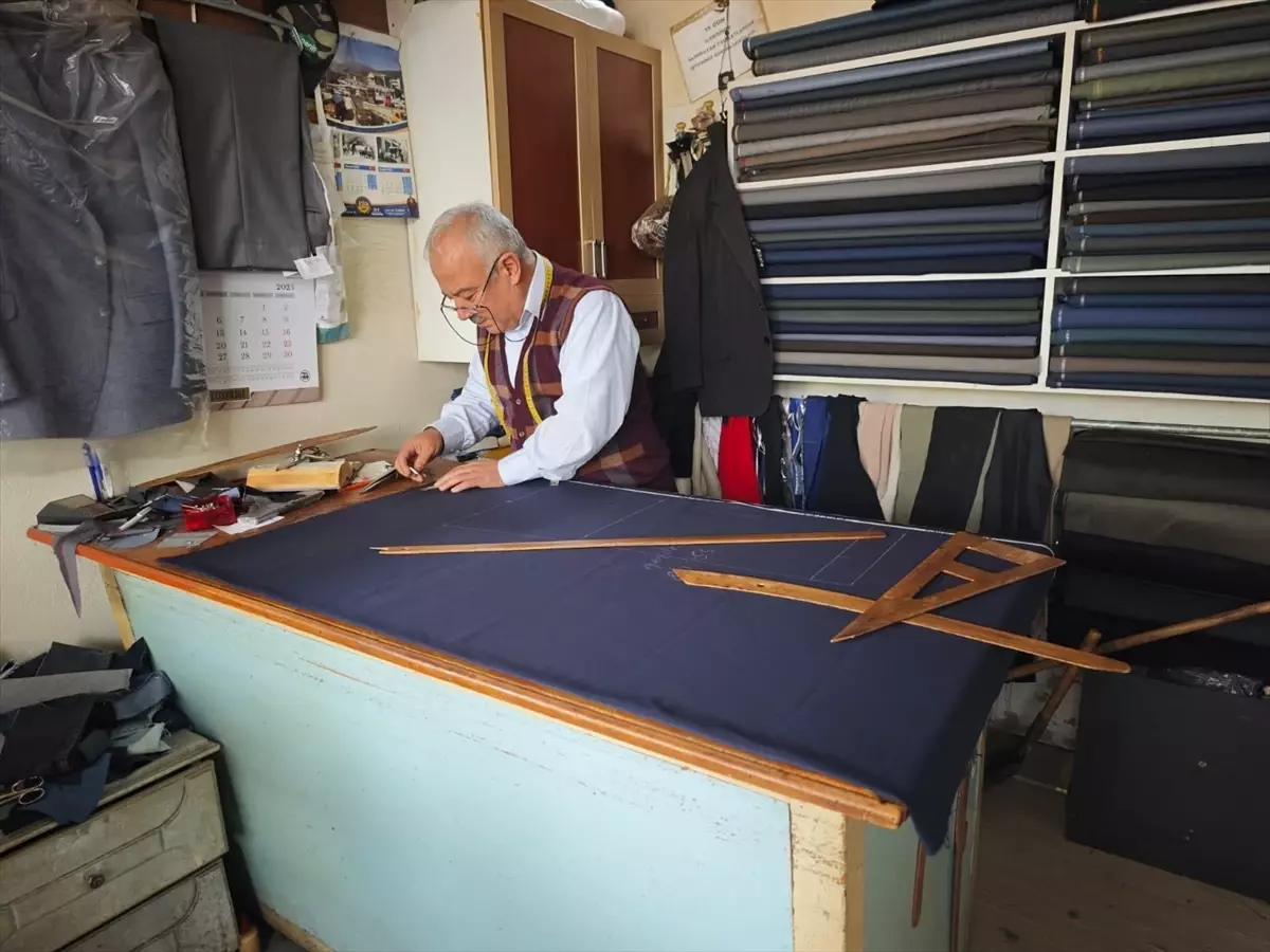 Antalya'da 46 yıldır terzilik yapan Sadettin Dönmez mesleğini 'aşkla' yaşatıyor