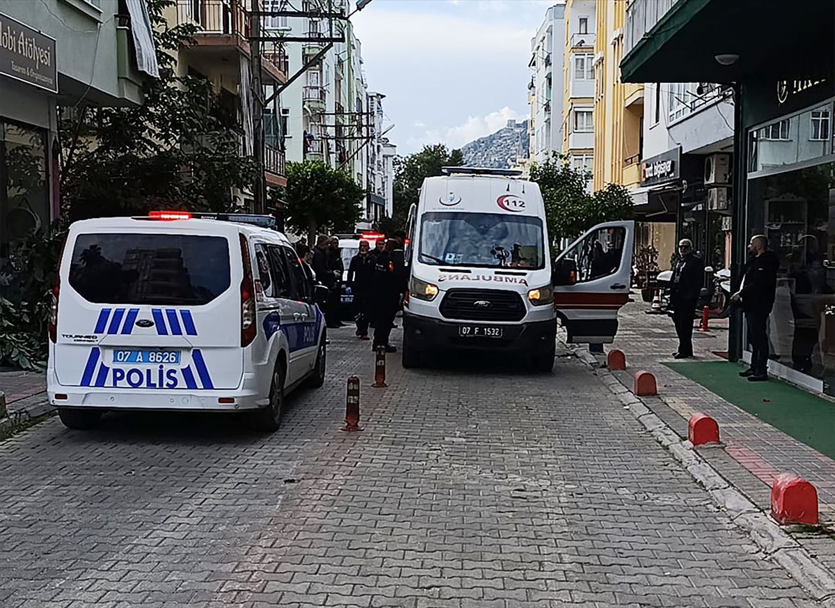 Antalya'da bıçaklı kavgada 1 kişi yaralandı