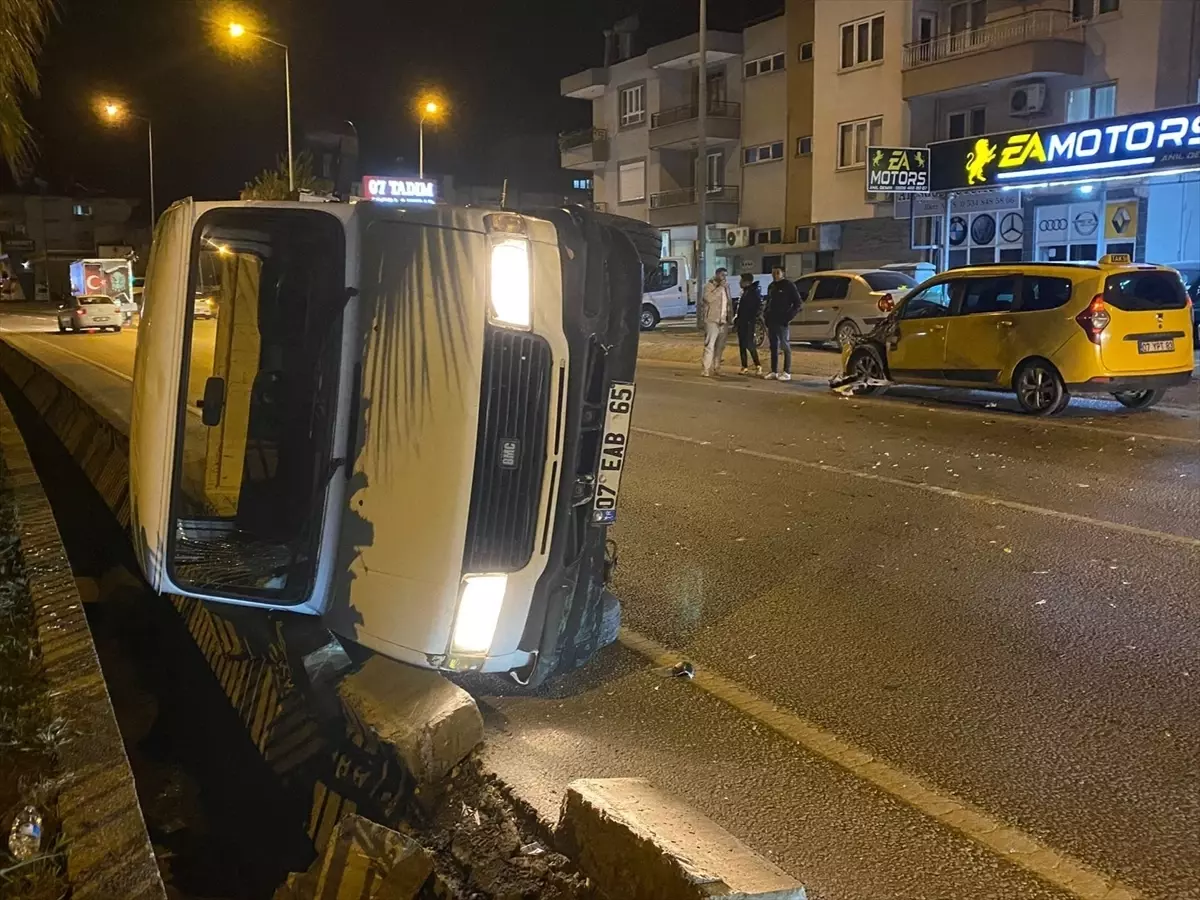 Antalya'da taksi ile kamyonetin karıştığı kazada 2 kişi yaralandı