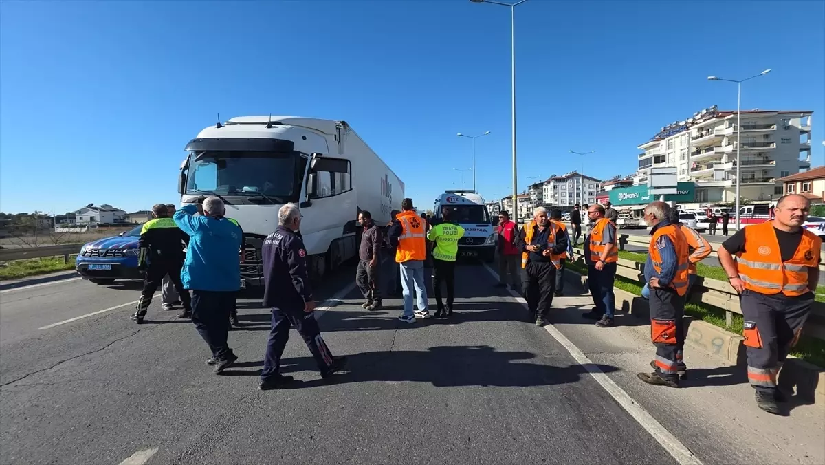 Antalya'da tırın çarptığı Karayolları işçisi öldü