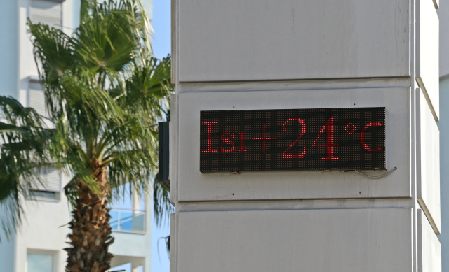 antalya da vatandaslar gunduz guneslenip aksam 19348474 170 m