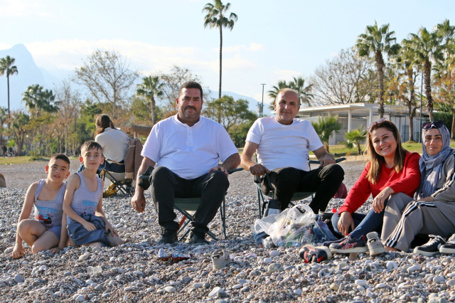 antalya da vatandaslar gunduz guneslenip aksam 19348474 361 m