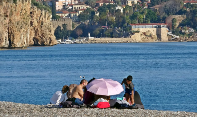 antalya da vatandaslar gunduz guneslenip aksam 19348474 757 m