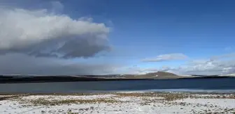 Ardahan'da Aktaş Gölü çevresi kar yağışıyla beyaza büründü