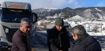 Ardahan'da kar ve tipi nedeniyle yolda kalan tır şoförlerine çorba ikram edildi