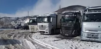 Ardahan'da tırcılar, kar ve tipi nedeniyle kapanan yolun açılmasını bekliyor