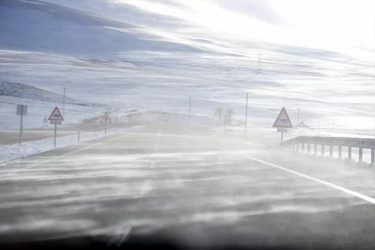 Ardahan-Şavşat kara yolu kar ve tipi nedeniyle araç geçişine kapatıldı