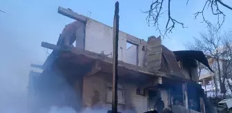 Artvin'de çıkan yangında 2 katlı ev kullanılamaz hale geldi
