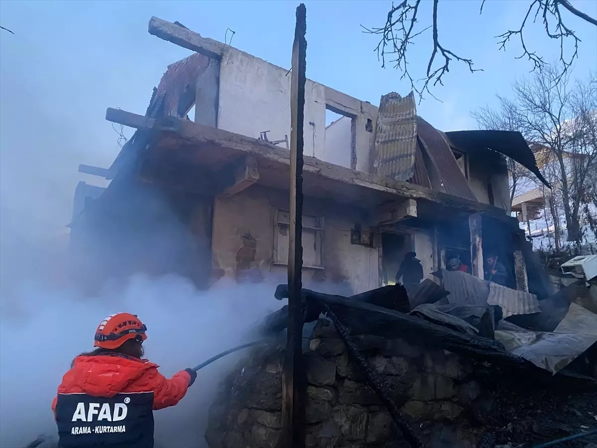 Artvin'de çıkan yangında 2 katlı ev kullanılamaz hale geldi