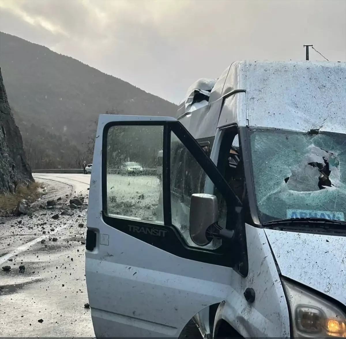 Artvin'de seyir halindeki yolcu minibüsüne kaya parçaları düştü