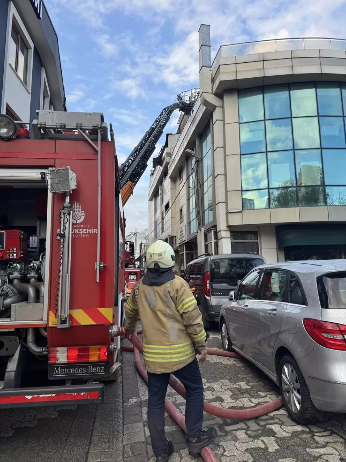 Ataşehir'de otelin çatı katında çıkan yangın söndürüldü