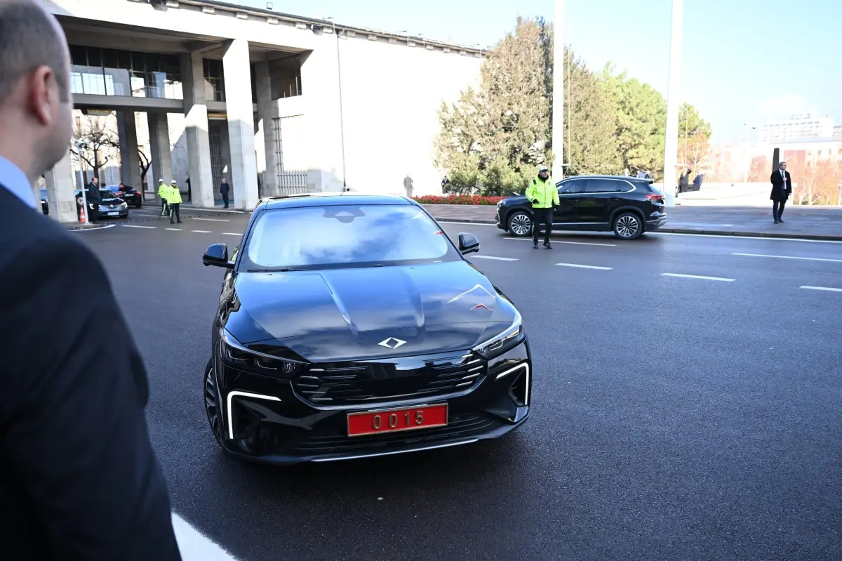 Bakan Kacır, bütçe görüşmelerine Togg T10F ile geldi